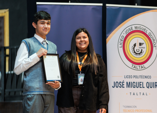 Estudiante del Liceo Politécnico José Miguel Quiroz recibe su certificación de Horizonteduca