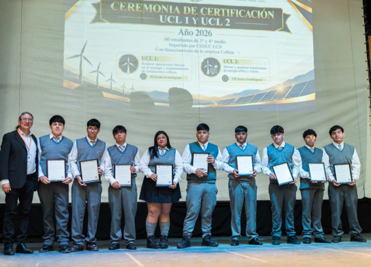 Estudiantes de Taltal junto a sus certificados en la ceremonia de certificación UCL 1 y UCL 2